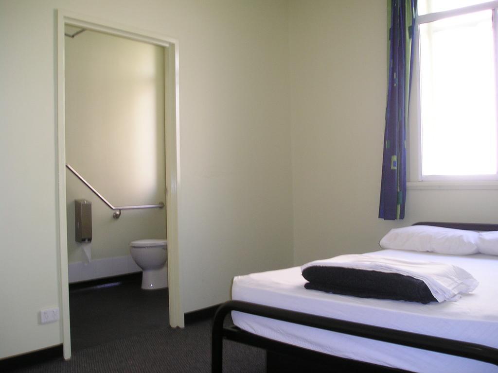 Base Brisbane Embassy Hostel Buitenkant foto