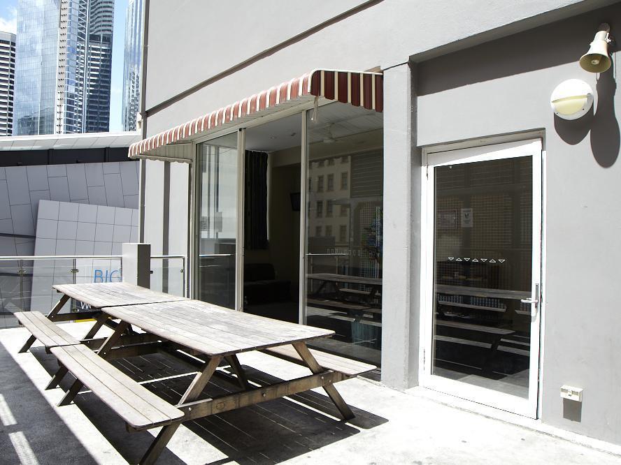 Base Brisbane Embassy Hostel Buitenkant foto