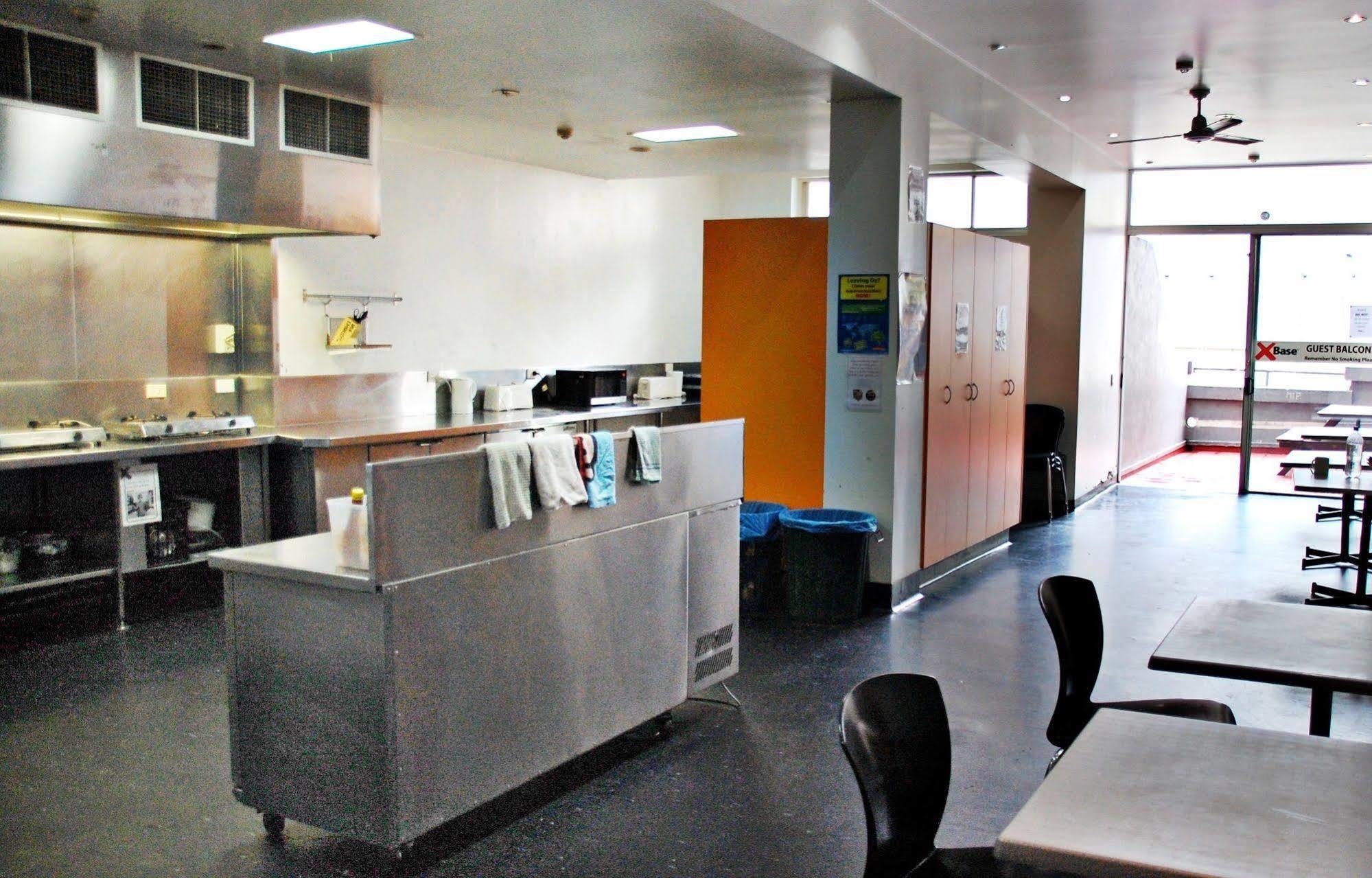 Base Brisbane Embassy Hostel Buitenkant foto